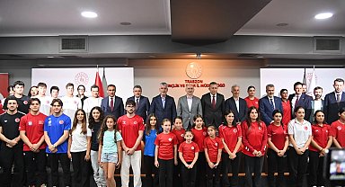 Balıkesir'de gençler denizle buluşuyor
