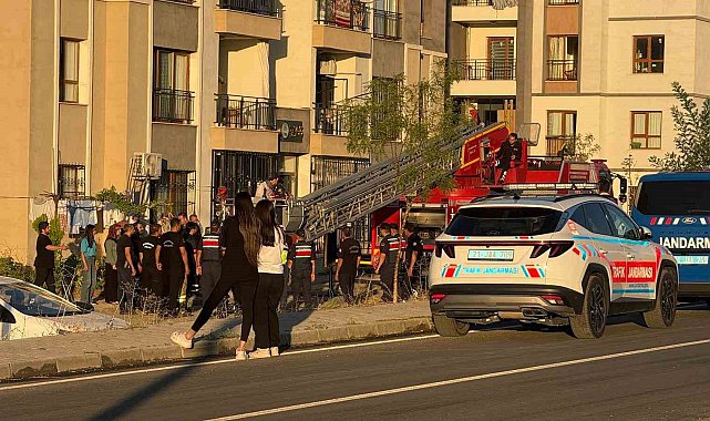 Balkon demirlerinde asılı kalan kadını, alt kattaki balkona tırmanarak kurtardı