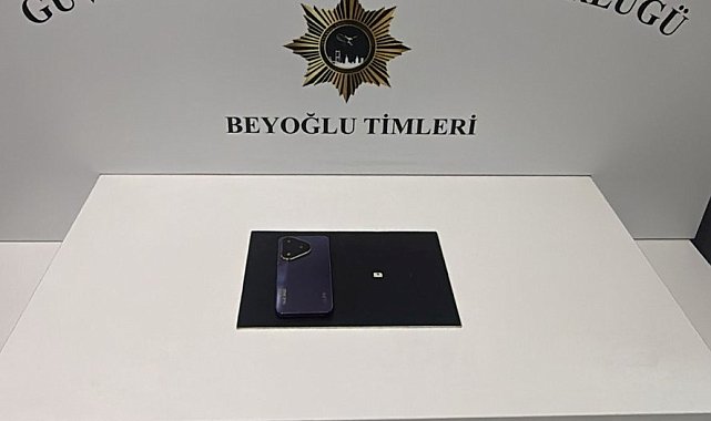 Bankta unutulan cep telefonunu çaldı