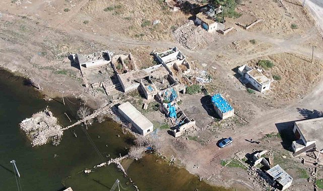 Baraj sularına gömülen köy, leyleklerin yuvası ve balıkçıların uğrak noktası oldu