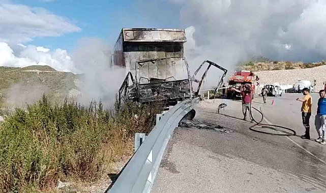Bariyerlere çarpan kamyon alev alev yandı, sürücü yaralı kurtuldu