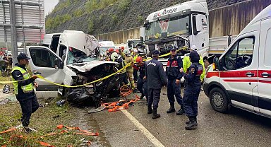 Bartın-Karabük yolunda tır ile minibüs çarpıştı: 1 ölü, 11 yaralı