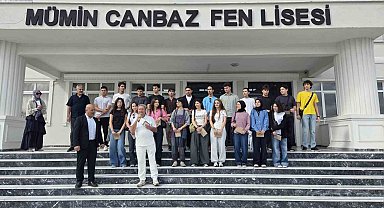 Başarılı öğrencilere okullarının ilk gününde tablet ve telefon sürprizi