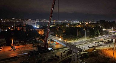 Başiskele Kavşağı'nda 80 tonluk tabliye gece operasyonuyla yerine konuldu
