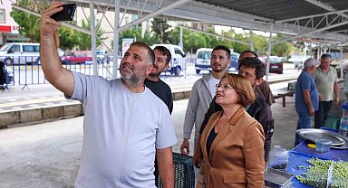 Başkan Gençay, zeytin pazarında üreticilerle buluştu