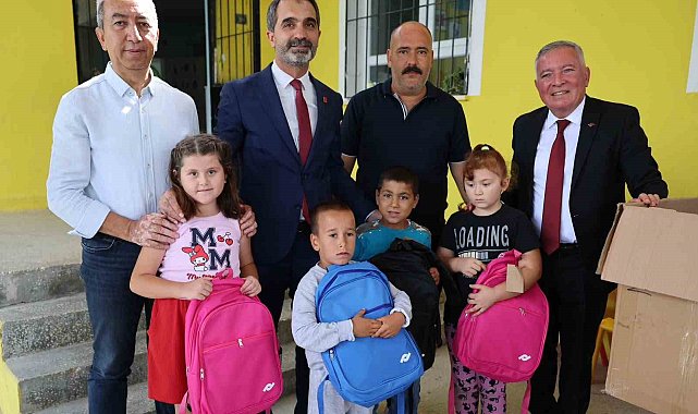 Başkan Kepenek öğrencilerle buluştu ve çantalarını hediye etti