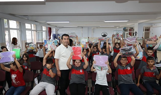 Başkan Metin'den öğrencilere kırtasiye desteği