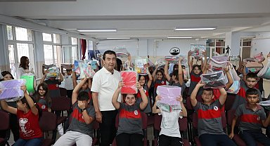 Başkan Metin'den öğrencilere kırtasiye desteği
