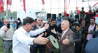 Başkan Sekmen davul-zurnanın sesi gelince dayanamadı