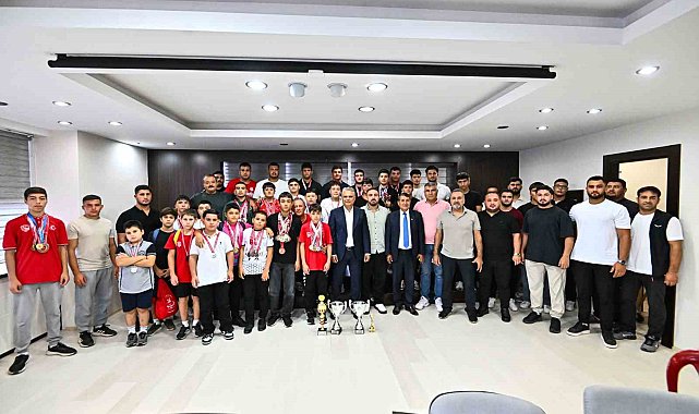 Başkan Uysal, Muratpaşa Belediyespor güreşçileriyle bir araya geldi