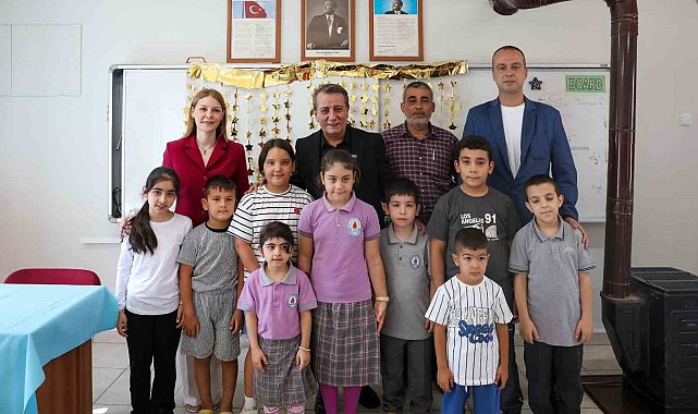 Başkan Yetişkin'den minik öğrencilere ilk gün sürprizi