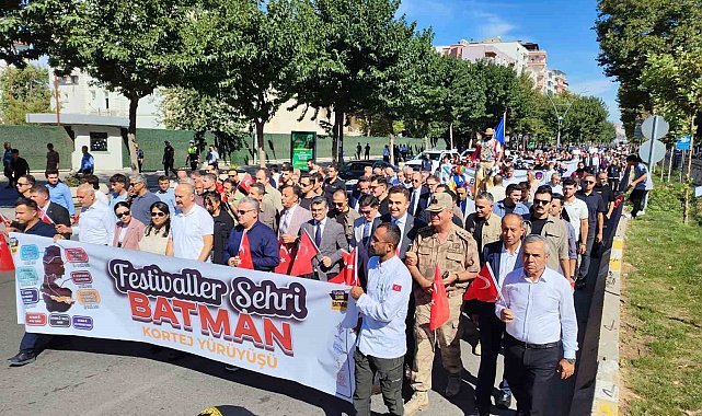Batman'da festival coşkusu kortej yürüyüşüyle başladı