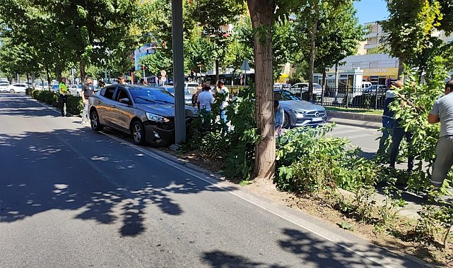 Batman'da kontrolden çıkan otomobil ağaca çarptı: 1 yaralı