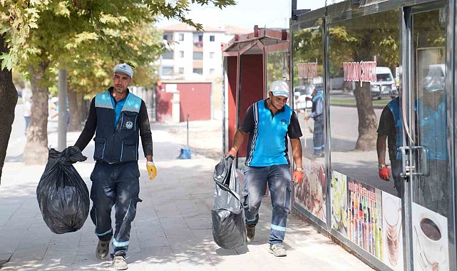 Battalgazi Belediyesi konteynerlerin kaldırıldığı alanları temizliyor