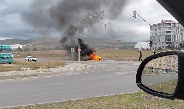 Bayburt'ta kamyonet kasasındaki jeneratör alev alev yandı