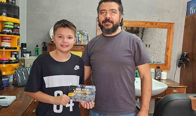 Berberden okul öncesi traş olmaya gelen öğrencilere anlamlı hediye