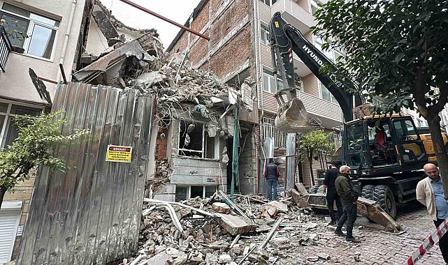 Beşiktaş'ta yıkım sırasında binanın bir kısmı çöktü
