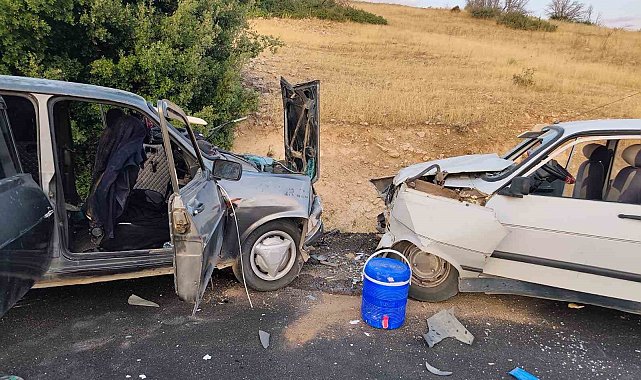 Besni'de iki otomobil çarpıştı: 8 yaralı