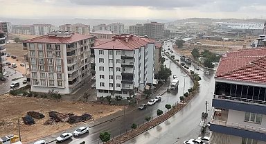 Besni'de sağanak yağış etkili oldu