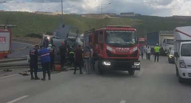 Beton mikseri devrildi, araçta sıkışan sürücü yaralandı