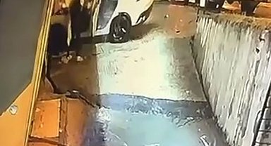 Beylikdüzü'nde feci kaza: Alev alan araçta mahsur kalan sürücüyü vatandaş kurtardı, o anlar kamerada