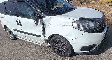 Bilecik'te hafif ticari araç ile motosiklet çarpıştı, 1 kişi yaralandı