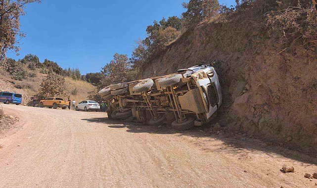 Bilecik'te hafriyat kamyonu devrildi: 1 yaralı