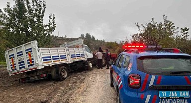 Bilecik'te kamyonet sürücüsünün imdadına jandarma yetişti