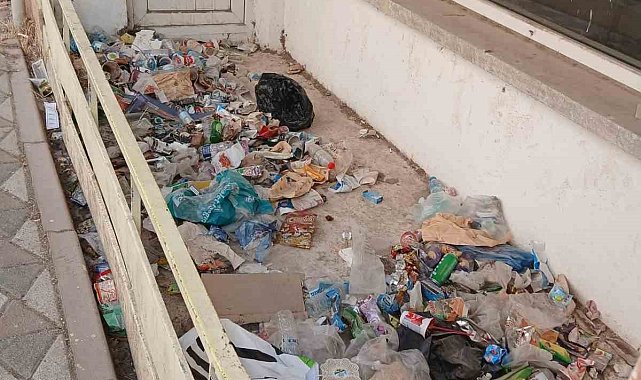 Bilecik'te metruk bina tehlike saçıyor