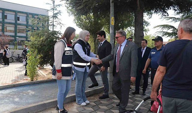 Bilecik'te okul önlerinde yaya ve sürücülere trafik bilgilendirmesi