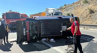 Bilecik'te ticari araç devrildi: 3 yaralı