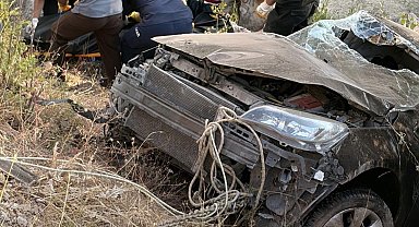 Bingöl'de araç dereye uçtu: 1 ölü, 4 yaralı