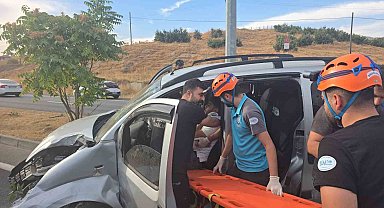 Bingöl'de hafif ticari araç aydınlatma direğine çarptı: 1 yaralı