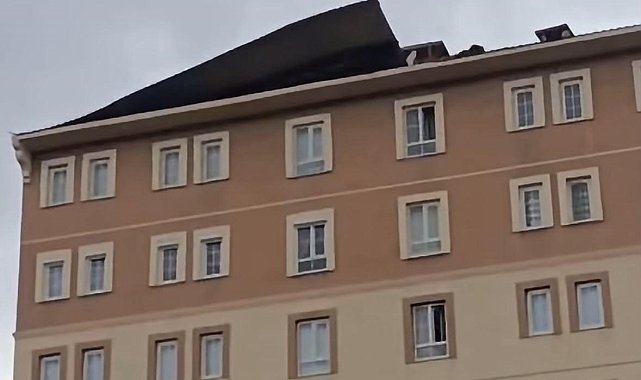 Bingöl'de kuvvetli rüzgar çatıları uçurdu