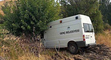 Bingöl'de minibüs ağaca çarptı: 3 yaralı
