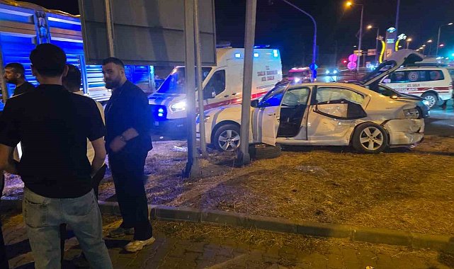 Bingöl'de otomobil ile tır çarpıştı: 5 yaralı