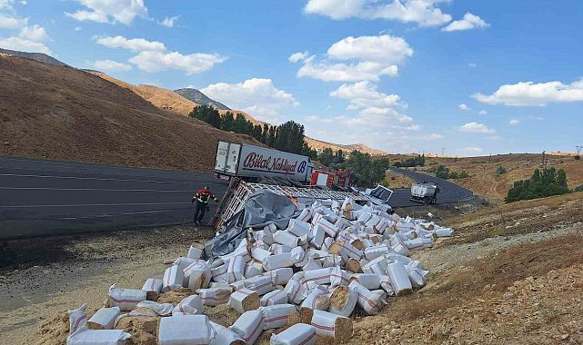 Bingöl'de saman yüklü tır devrildi: 1 yaralı