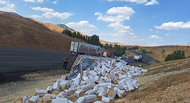 Bingöl'de saman yüklü tır devrildi: 1 yaralı