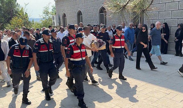 Bir babanın en zor sınavı: Kazada ölen bebeğinin tabutunu böyle taşıdı