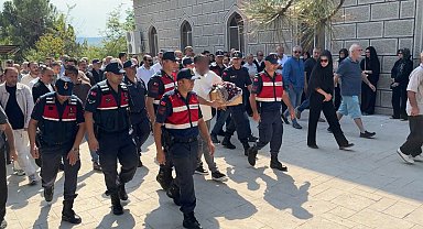 Bir babanın en zor sınavı: Kazada ölen bebeğinin tabutunu böyle taşıdı