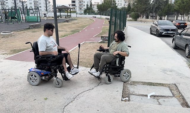 Bir günlüğüne akülü sandalyeye bindi, engelleri yaşayarak gördü