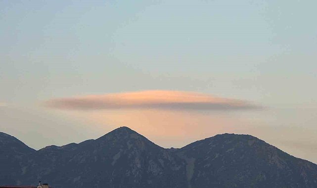 Bitlis'te UFO'ya benzeyen mercek bulutu dikkat çekti