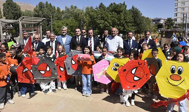 Bitlis'teki çocuklar Gazze'deki akranları için uçurtmalarını gökyüzüne bıraktı
