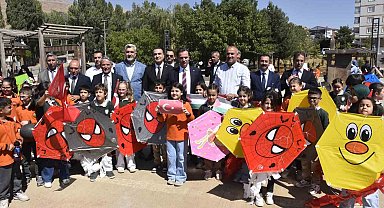 Bitlis'teki çocuklar Gazze'deki akranları için uçurtmalarını gökyüzüne bıraktı
