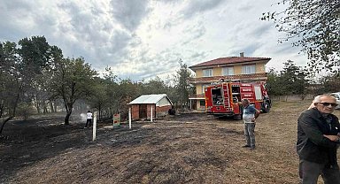 Bolu'da evlerin yanındaki alanda korkutan ot yangını