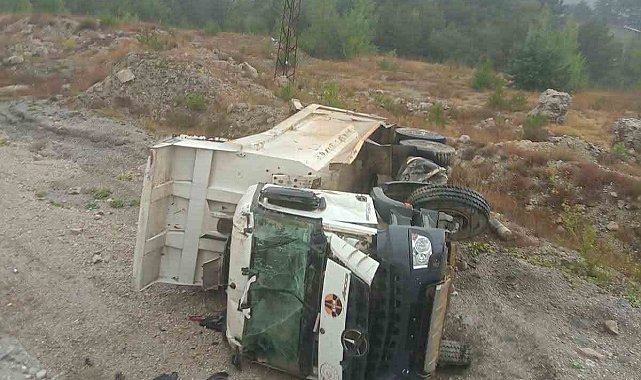 Bolu'da hafriyat kamyonu şarampole devrildi: 1 yaralı