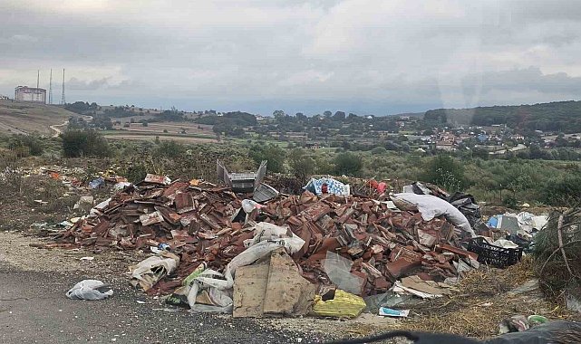 Bolu'da iki köyü birbirine bağlayan yol çöplüğe döndü