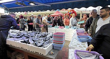 Bolu'da palamut ve hamsiye yoğun ilgi: Tezgahlarda metrelerce kuyruk oluştu