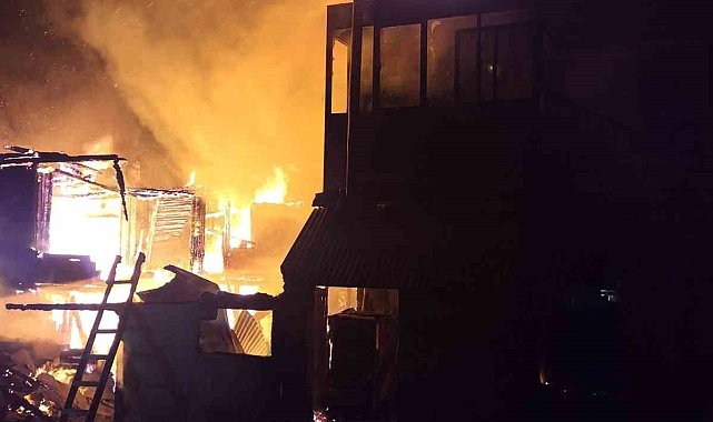 Bolu'da samanlıkta çıkan yangın eve sıçradı