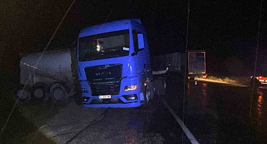 Bolu'da yağmurda kayan tır kazaya neden oldu: 2 yaralı